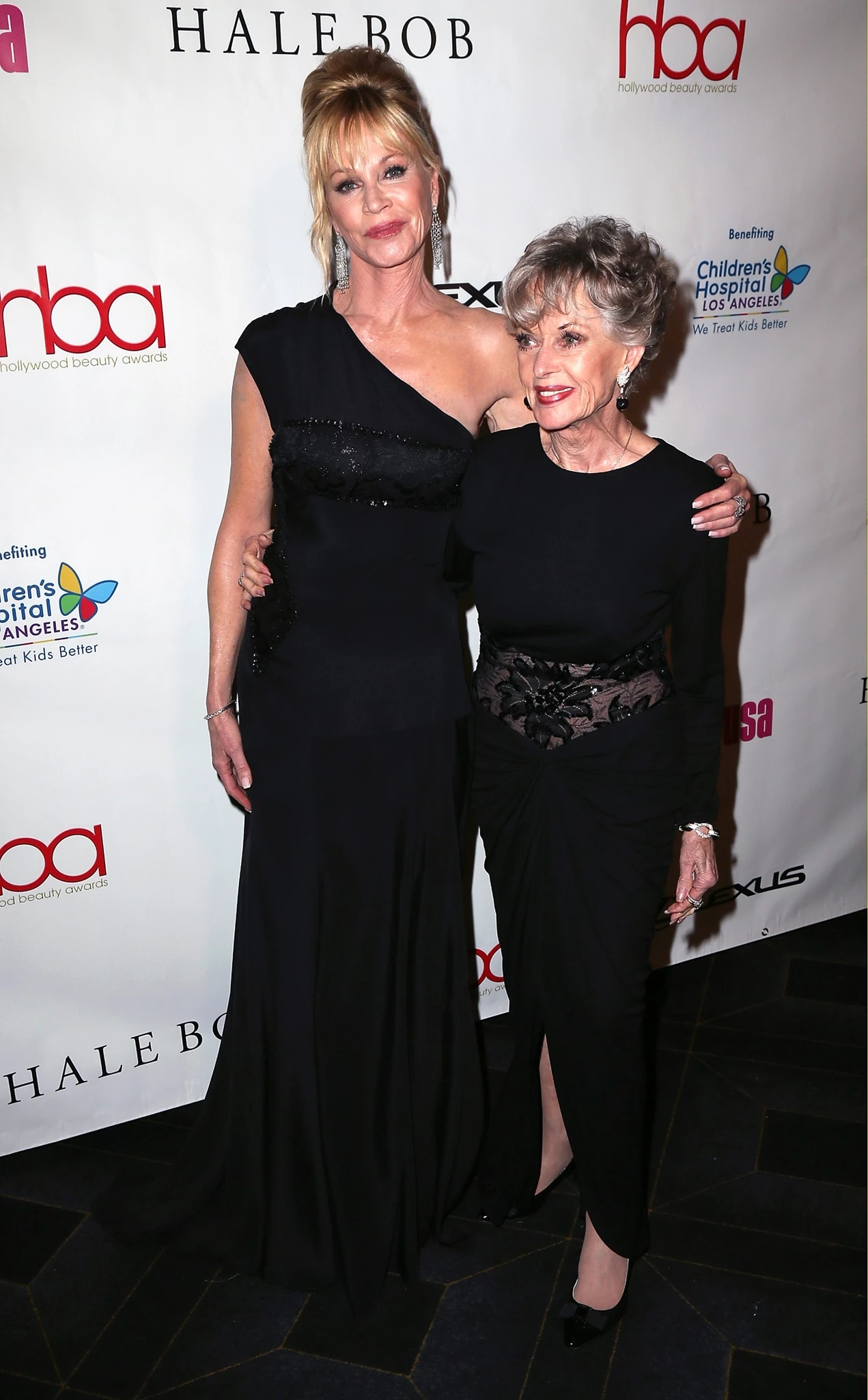 Melanie Griffith | Σπάνια βραδινή έξοδος με την κόρη της, Stella, καρπό του έρωτά της με τον Antonio Banderas