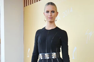 Karolina Kurkova | H εμφάνιση στο κόκκινο χαλί με metallic κολάν