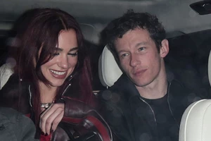Dua Lipa & Callum Turner | Ποιοι celebrities θα βρεθούν στο γαμήλιο πάρτι τους στη Σικελία;