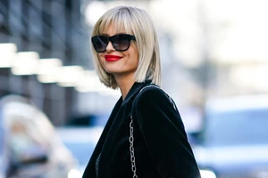 Το νέο κούρεμα της Lily Collins είναι η επιτομή του french girl chic