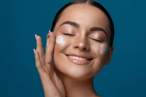 5 προϊόντα που μειώνουν αισθητά όλες τις ατέλειες στο πρόσωπο