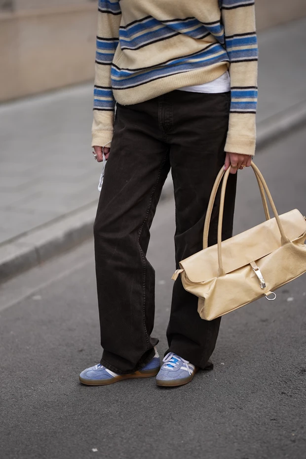 Γαλάζια sneakers σε casual street style look με τζιν και πλεκτό για καλοκαίρι 2026