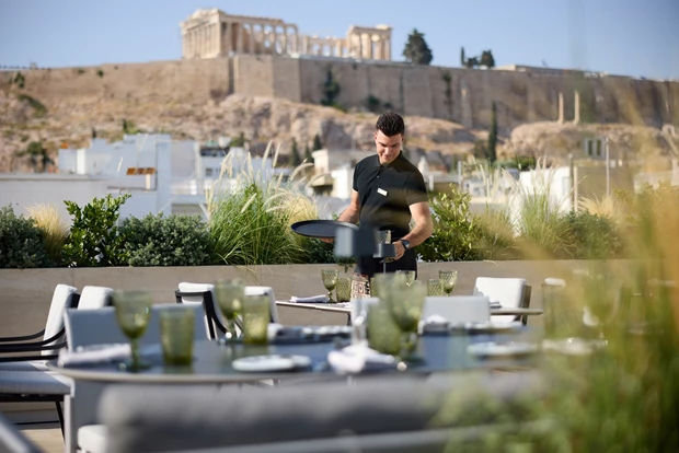Eat chic | Ποιο εστιατόριο με την ωραιότερη θέα στην Ακρόπολη έγραψε ιστορία με το βραβείο Ambassador of Greek Cuisine;