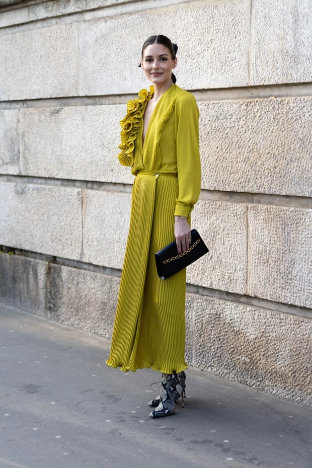 treet style στο Παρίσι με κίτρινο πλισέ φόρεμα και ankle boots κατά τη διάρκεια της Fashion Week
