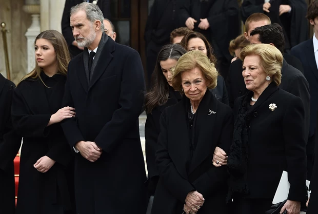 Ο συμβολισμός πίσω από τις καρφίτσες στα πέτα της Σοφίας και της Letizia της Ισπανίας στην κηδεία της Ειρήνης