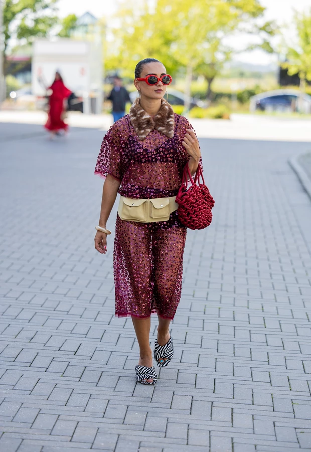STREET STYLE LOOK ΚΟΠΕΓΧΑΓΗ: look με κόκκινες παγιέτες