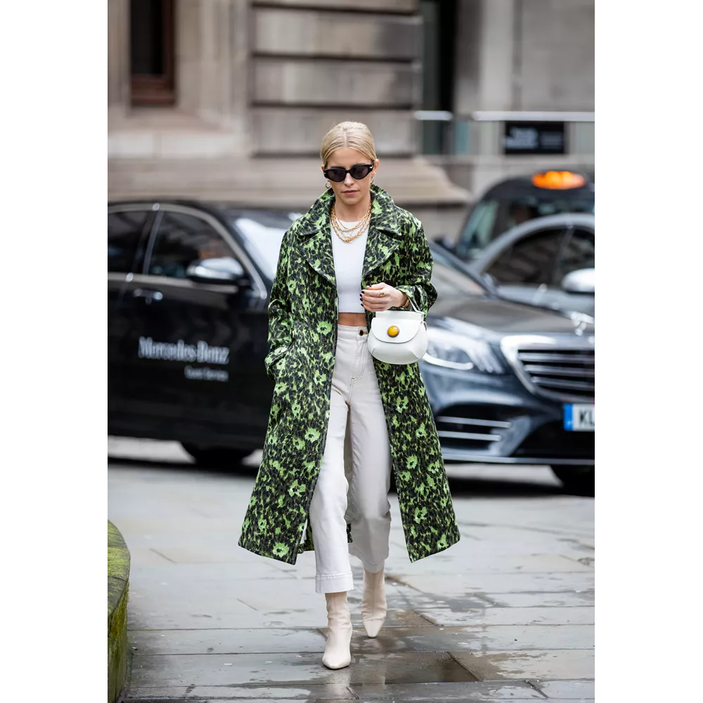Με crop top +statement πανωφόρι