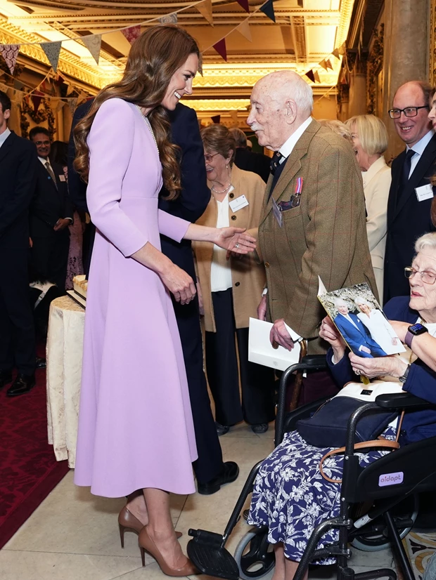 Kate Middleton με λιλά φόρεμα και nude γόβες