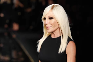 Η νέα fashion συνεργασία της Donatella Versace δεν είναι με σχεδιαστή