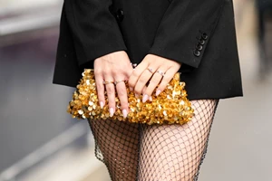 Τα κομψά τσαντάκια που μπορείτε να κρατήσετε στον γάμο σας