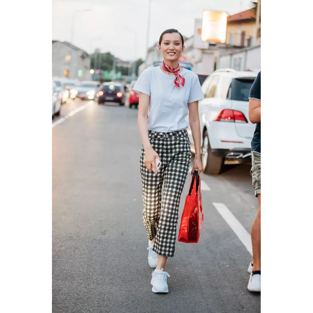 Με t-shirt & sneakers