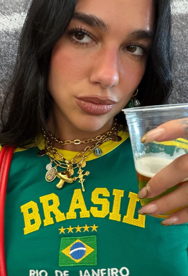 Η Dua Lipa με τα κολιέ Sanctus και Mushroom Pendant της Martha Calvo