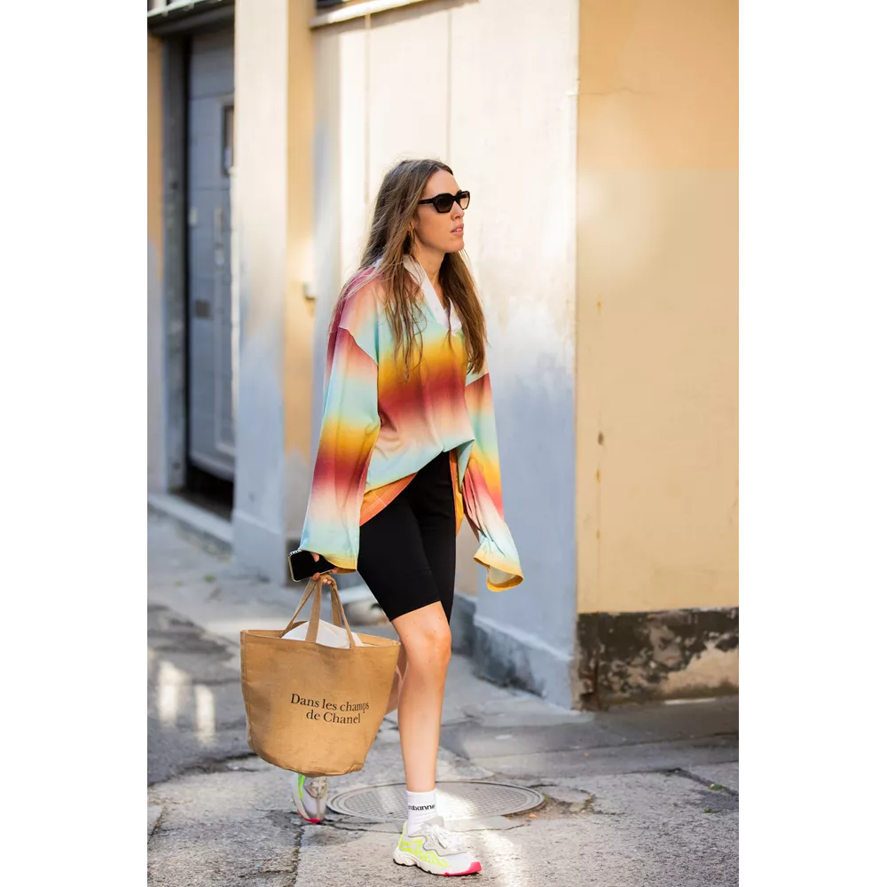 Με tie dye μπλούζα + sneakers