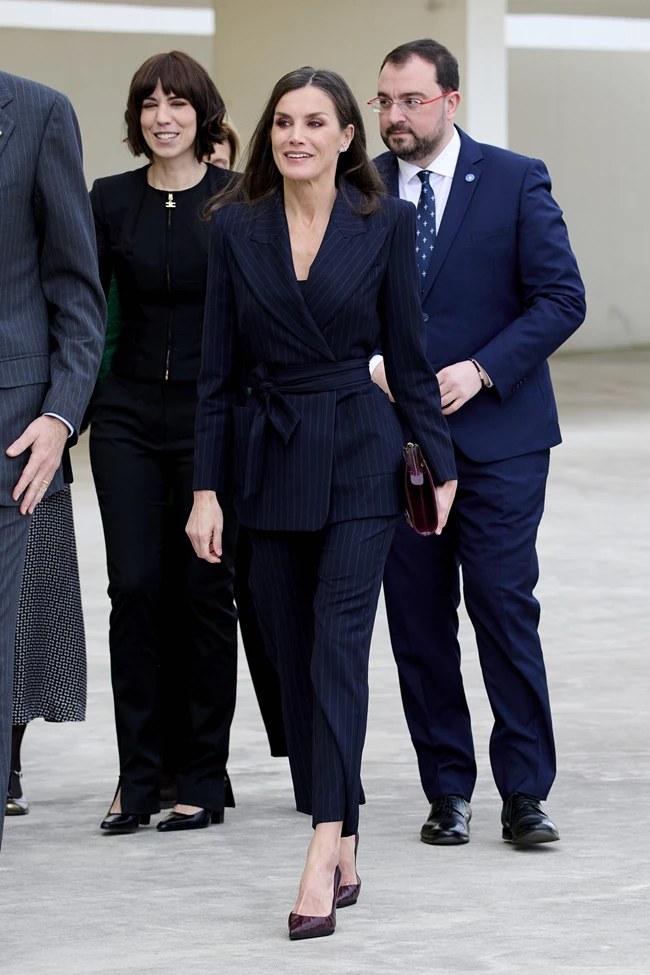 Το κοστούμι που φόρεσε η Letizia είναι η επιτομή του power dressing