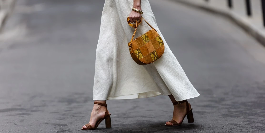 Trend Alert | Το ανατρεπτικό χρώμα νυχιών που φέτος θεωρείται πιο κομψό από το κόκκινο