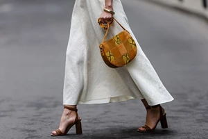 Trend Alert | Το ανατρεπτικό χρώμα νυχιών που φέτος θεωρείται πιο κομψό από το κόκκινο