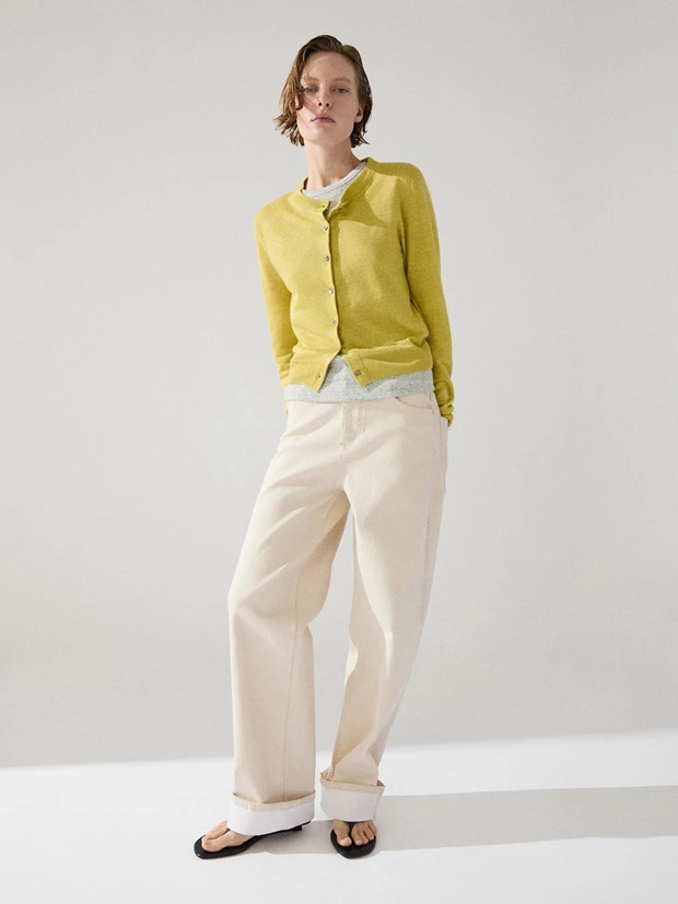 Πλεκτή ζακέτα Massimo Dutti ανοιξιάτικο look λευκό παντελόνι