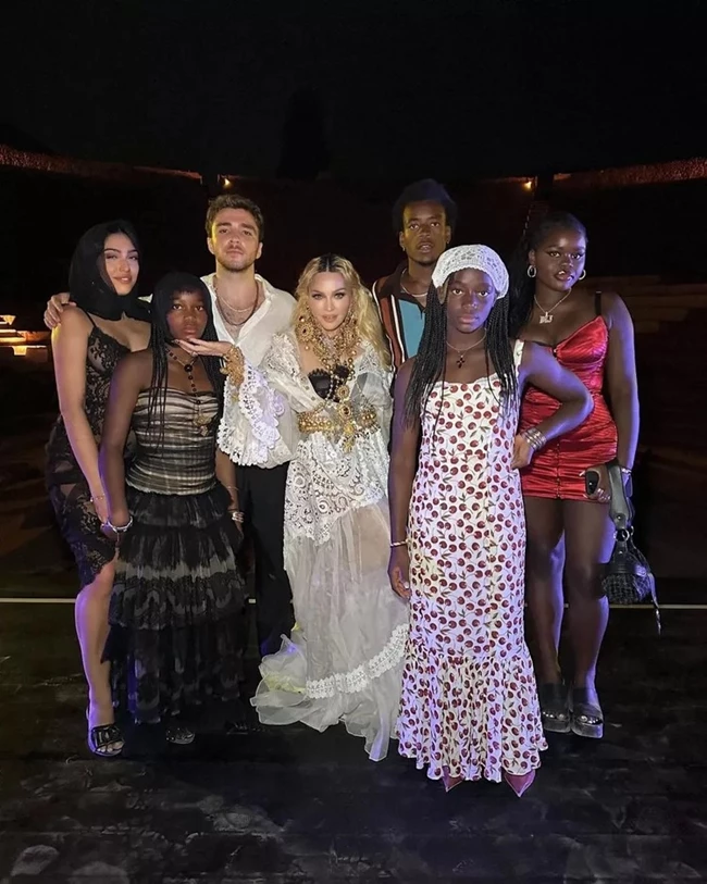 Madonna | Η σπάνια φωτογραφία με τα 6 παιδιά της στην Ιταλία