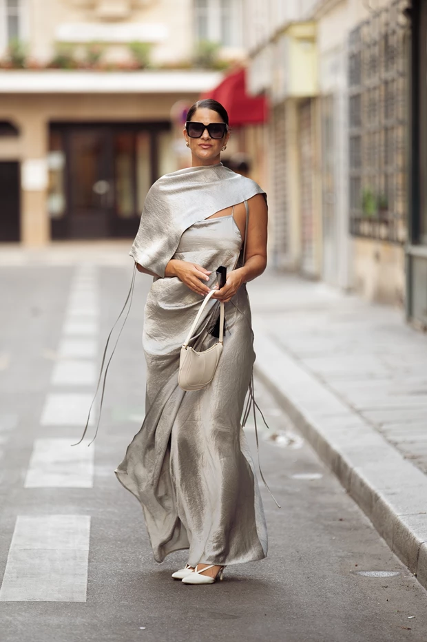 Ασημί σατέν μάξι φόρεμα με ντραπέ γραμμή, street style.