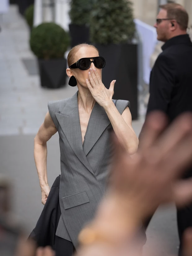 Το πολυτελές milk manicure της Celine Dion αποδεικνύει ότι τα φυσικά νύχια επέστρεψαν | Πώς θα το υιοθετήσετε το φθινόπωρο