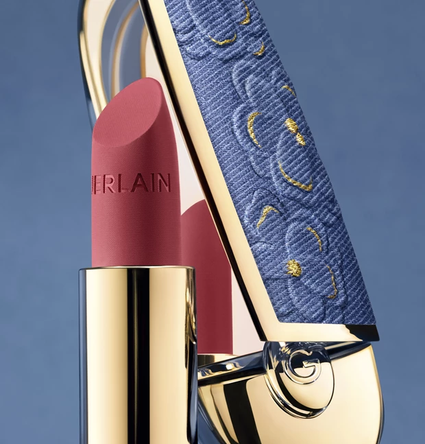 Denim & Flowers | Το πιο εμβληματικό ύφασμα ντύνει την "ανθισμένη" συλλογή μακιγιάζ της άνοιξης