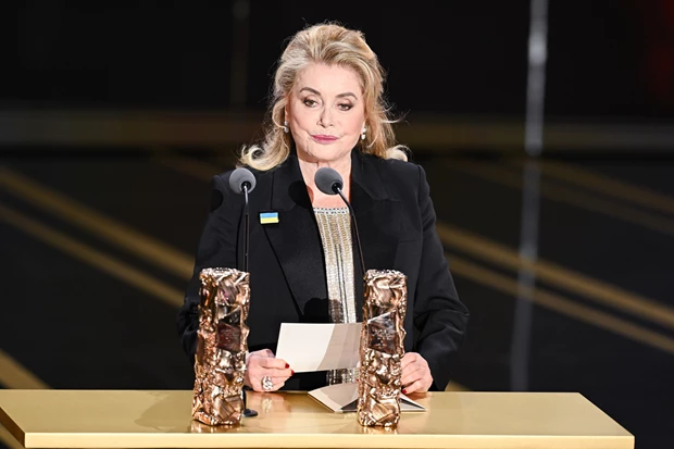 Catherine Deneuve | Η συμβολική καρφίτσα που επέλεξε για την εμφάνισή της στα βραβεία César