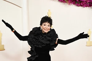 "Γονάτισε και..." | Η Rita Moreno θυμάται την ιδιαίτερη πρώτη της γνωριμία με τον Lenny Kravitz