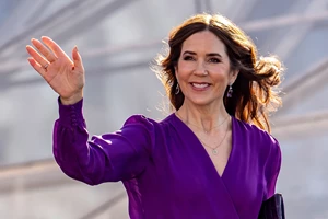 Βασίλισσα Mary | Μεταμορφώνει ένα διαμαντένιο κολιέ σε εντυπωσιακή τιάρα