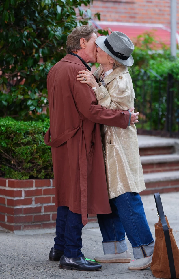 Meryl Streep και Martin Short ανταλλάσσουν ένα τρυφερό φιλί στους δρόμους της Νέας Υόρκης
