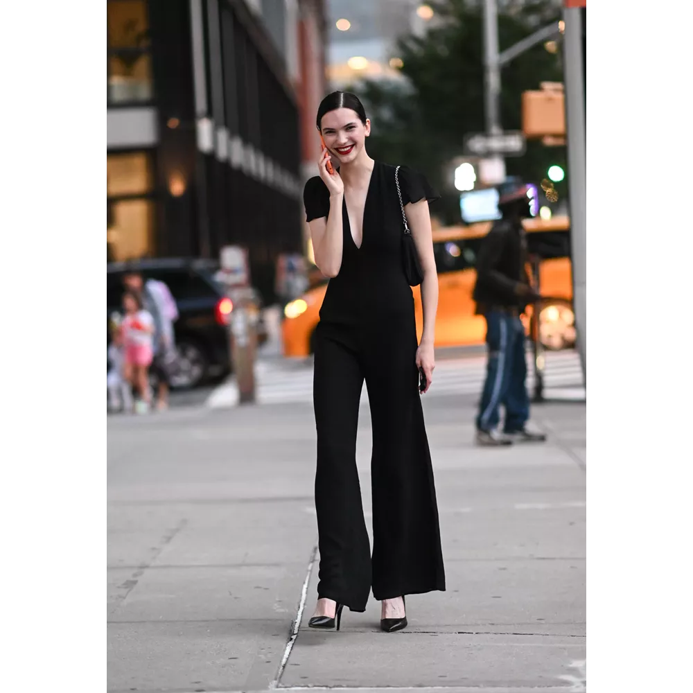 Ολόσωμη φόρμα + κλασικές μαύρες γόβες