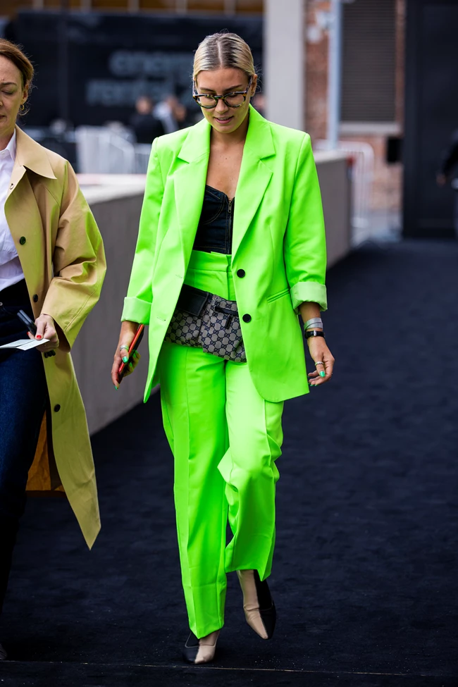 Neon signs | Αυτά τα fashion items αποδεικνύουν ότι όλοι μπορούν να φορέσουν φλούο αποχρώσεις