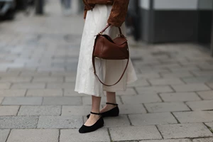 H Kendall Jenner με το δερμάτινο αξεσουάρ που αγαπούν τώρα οι Γαλλίδες