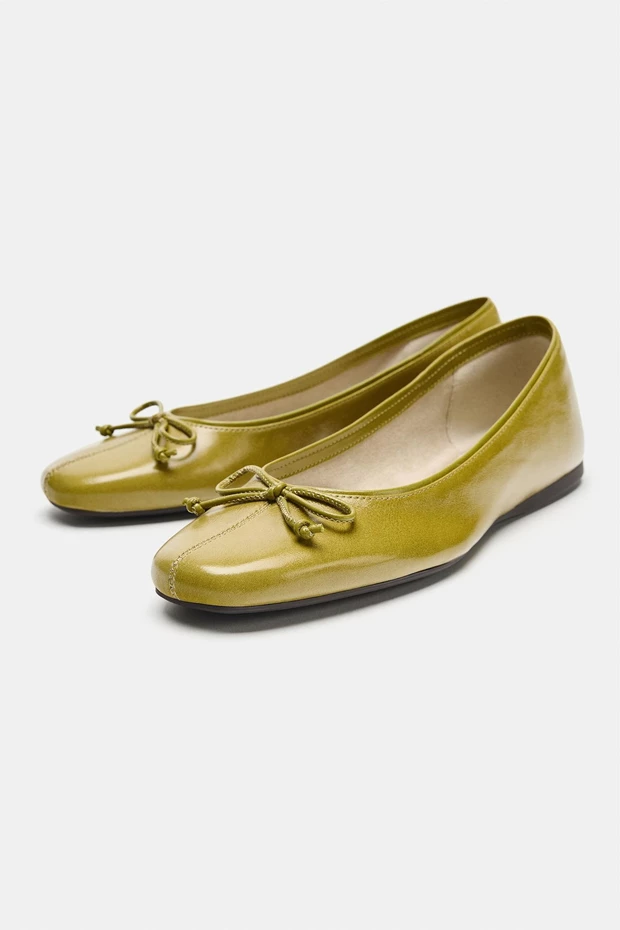 Δερμάτινη μπαλαρίνα με φιόγκο, Zara.