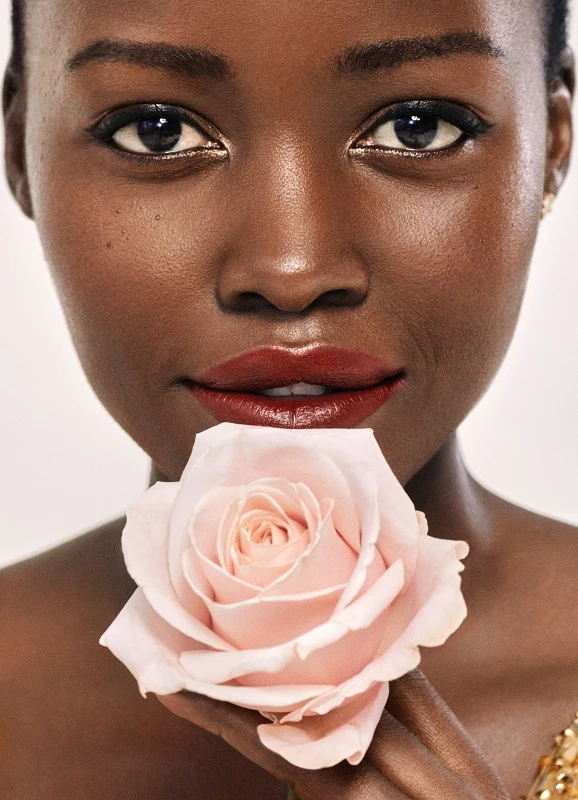 H Lupita Nyong’o είναι το σύμβολο της αυθεντικής ομορφιάς