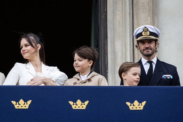 Το ντεμπούτο της 2 μηνών πριγκίπισσας Ines της Σουηδίας στους εορτασμούς για τα γενέθλια του βασιλιά παππού της