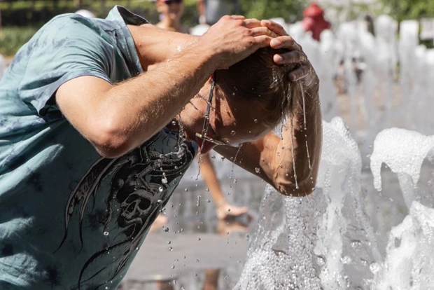 Το "τρικ της μαξιλαροθήκης" | Η τεχνική που πρέπει να ξέρετε για να κοιμάστε καλά στον καύσωνα