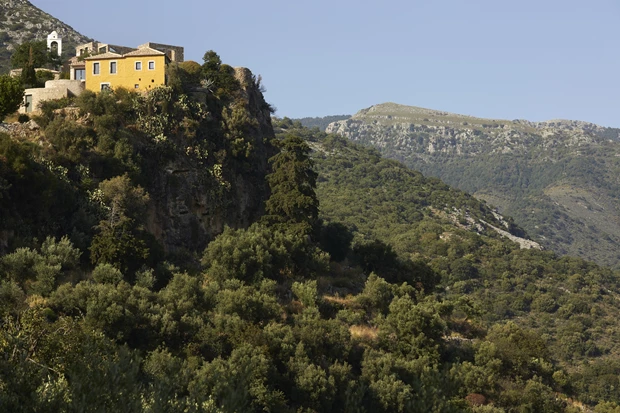 Ένα σπίτι στη Μάνη που μετατρέπει την παράδοση σε σύγχρονη αρχιτεκτονική
