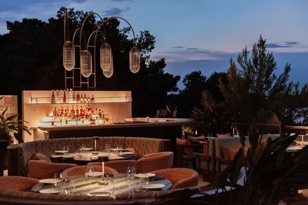 Ταράτσες, κήποι και αυλές | Τα εστιατόρια και μπαρ της πόλης που θα μας δροσίσουν για τα καλά