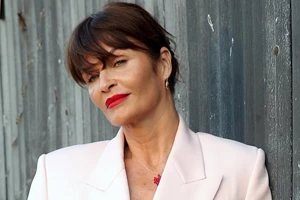 Helena Christensen | Έγινε 55 ετών και το γιόρτασε με μία αναζωογονητική βουτιά στα παγωμένα νερά της Κοπεγχάγης