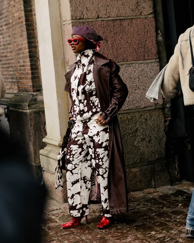 Street style Κοπεγχάγη: total print σύνολο, δερμάτινο παλτό και κόκκινες μπότες