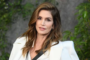 Cindy Crawford | Οι σέξι φωτογραφίες της κι ο σύζυγός της, Randy Gerber, στο πρώτο της άλμπουμ στο Instagram για το 2023