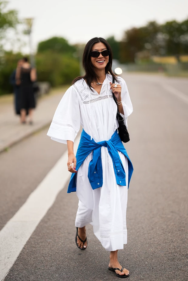 STREET LOOK μεταβατικό outfit με λευκό φόρεμα και τζάκετ δεμένο στη μέση