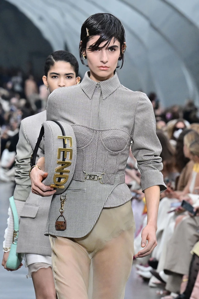 Fendi FW'22 | H συλλογή που φέρνει το τολμηρό sexy στο power dressing