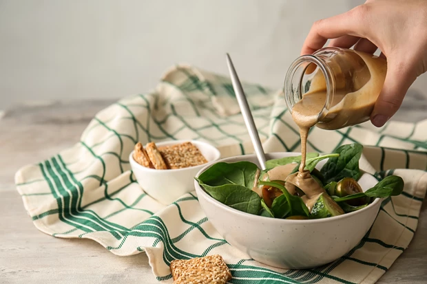 Αντί για μαγιονέζα | Το υγιεινό και low-fat dressing που θα αναβαθμίσει τις καλοκαιρινές σαλάτες σας