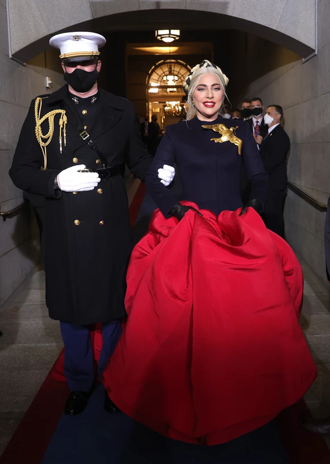 Τάσεις 2022 | Ο οίκος Schiaparelli κάνει μόδα το sculptural dressing