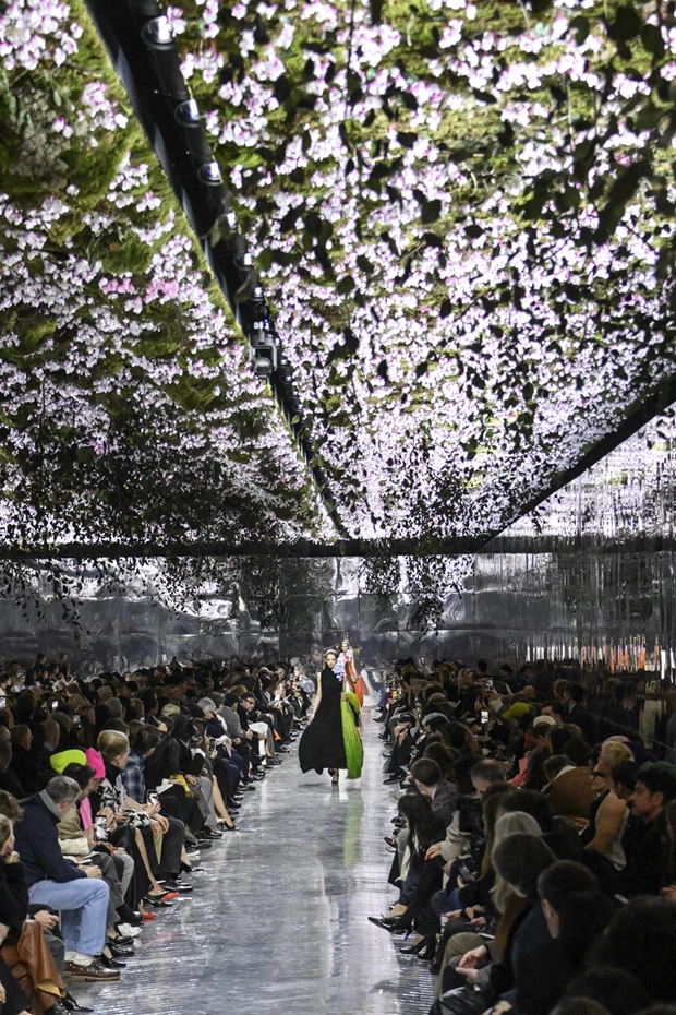 Τα "it girls" στην επίδειξη της πρώτης συλλογής υψηλής ραπτικής του Jonathan Anderson για τον οίκο Dior