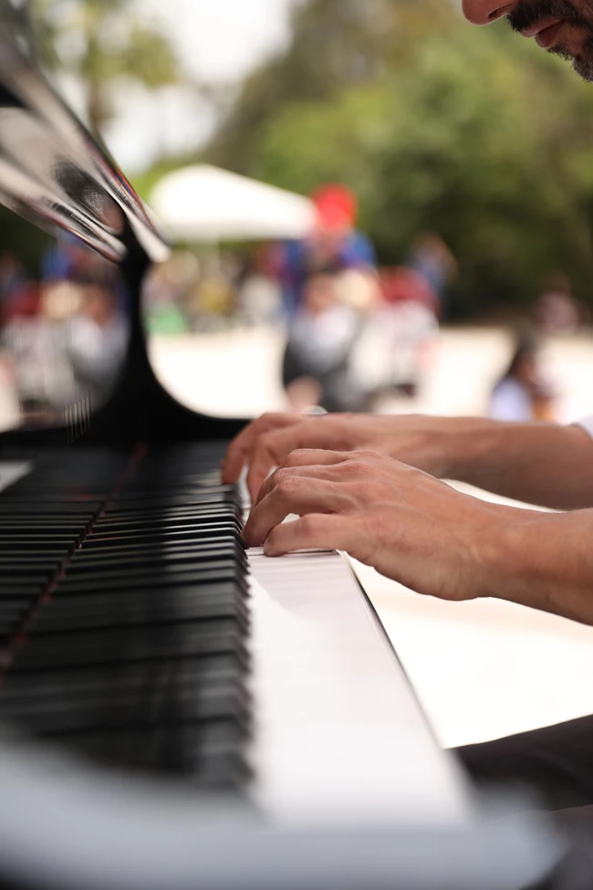 Piano City Athens | Ένα φεστιβάλ αρμονίας πλημμυρίζει την Αθήνα με μελωδίες πιάνου