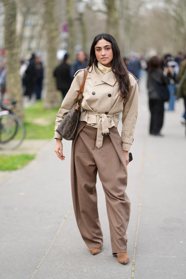 Street style άνοιξη 2026 με μπεζ trench jacket και tailored παντελόνι σε σύγχρονο elegant look