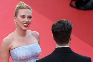 Scarlett Johansson | Το παράξενο δώρο που σκέφτεται να πάρει στον σύζυγό της, Colin Jost