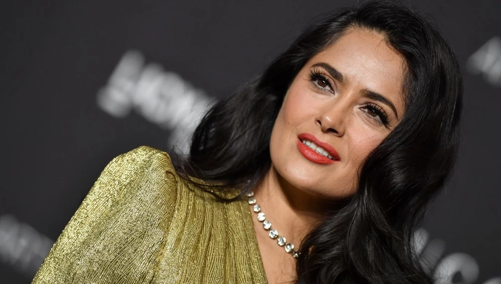 Salma Hayek | Φόρεσε ξανά το πολυσυζητημένο κίτρινο μπικίνι της